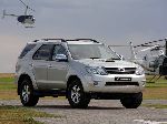 grianghraf 1 Carr Toyota Fortuner As bothar (1 giniúint 2005 2008)
