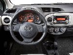 fotografie 13 Auto Toyota Yaris Hatchback 5-dvere (U 2011 2014)